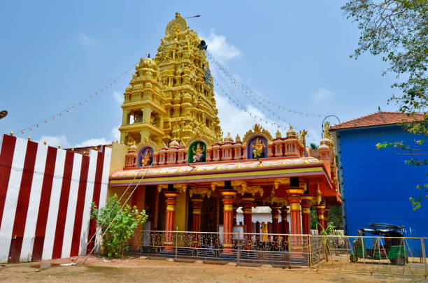 attiyady pillaiyar kovil à jaffna - gopuram architecture and buildings temple sri lanka photos et images de collection