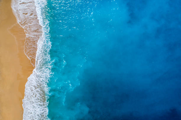 vista aerea del mare turchese limpido e della spiaggia in estate - inquadratura da un aereo foto e immagini stock