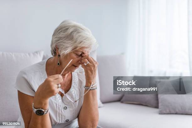 Ältere Frau Die Leiden Unter Kopfschmerzen Zu Hause Stockfoto und mehr Bilder von Alter Erwachsener