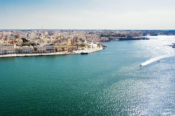 vista da parte superior do centro histórico de brindisi (itália) - brindisi - fotografias e filmes do acervo