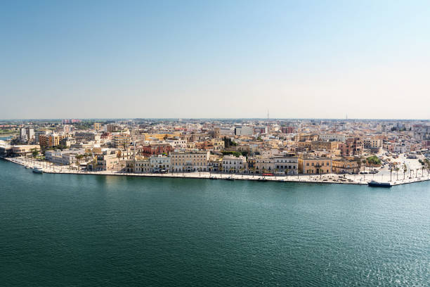 blick auf den oberen teil des historischen zentrum von brindisi (italien) - brindisi stock-fotos und bilder