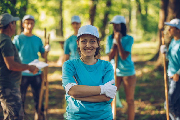 istock Volunteers in public park 995309862