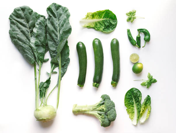 frisches gemüse auf einem weißen hintergrund - knolling konzept - zucchini vegetable freshness green stock-fotos und bilder