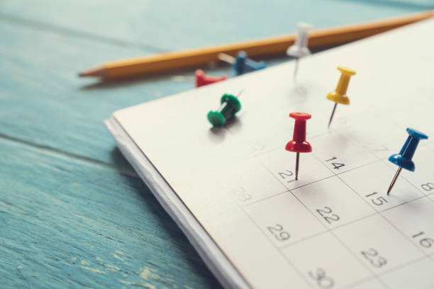 cierre del calendario sobre la mesa, para reuniones de negocios o viajes planificación concepto - calendar fotografías e imágenes de stock