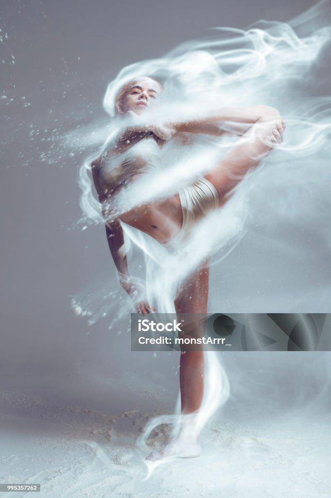 Photo libre de droit de Danseuse Femme Rousse Dans La Poussière Fog banque  d'images et plus d'images libres de droit de Danseur de ballet - Danseur de  ballet, Exploser, Portrait - Image 