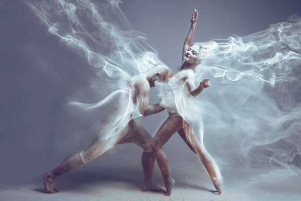  Pareja De Bailarines En Amor En Polvo Niebla Foto de stock y más banco de imágenes de Bailar