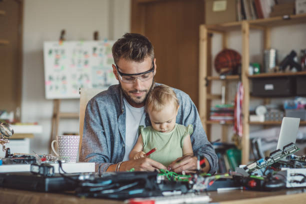 padre e hija trabajan juntos - inventor fotografías e imágenes de stock