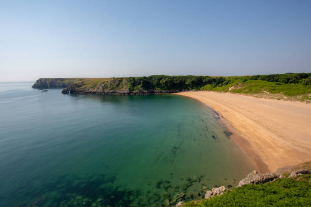 den schönen barafundle bay strand in pembrokeshire, south wales - wales south wales coastline cliff stock-fotos und bilder