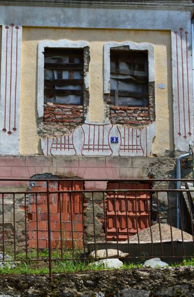 istock an old abandoned ruined house 995388714