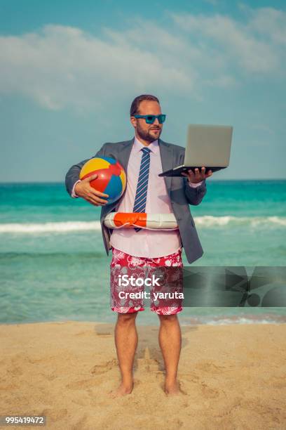 Gracioso Hombre De Negocios En La Playa Foto de stock y más banco de imágenes de Playa - Playa, Trabajar, Verano