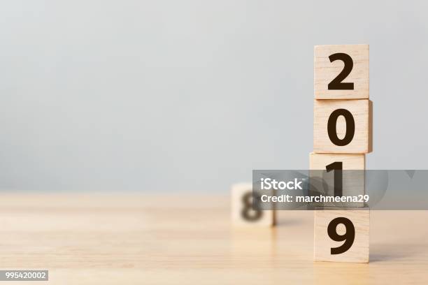 새 해 2018 2019 개념을 변경 합니다 테이블에 수를 가진 나무 블록 큐브 2019년에 대한 스톡 사진 및 기타 이미지 - 2019년, 포부, 건강한 생활방식