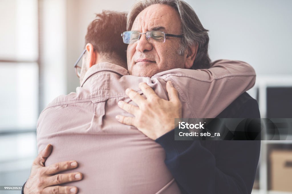 Filho abraça o pai dele - Foto de stock de Abraçar royalty-free