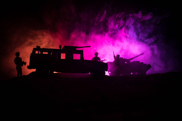 concepto de guerra. fondo de siluetas militares lucha escena en el cielo de la niebla de guerra, siluetas de soldados de la guerra mundial debajo de horizonte nublado en la noche. escena del ataque. vehículos del jeep de ejército con soldados. jeep del e - car individuality military 4x4 fotografías e imágenes de stock