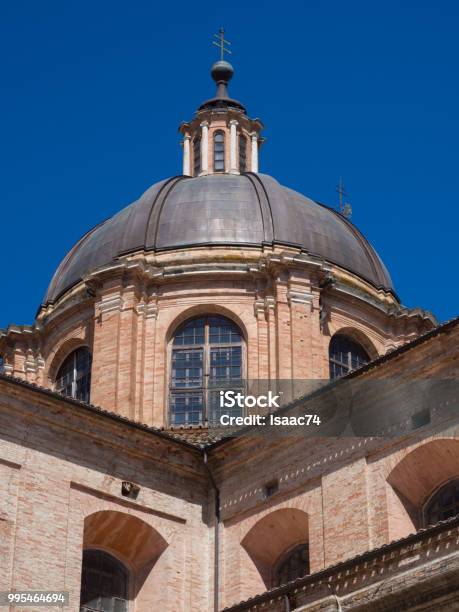La Cúpula De Ladrillo Renacentista De La Catedral De Urbino Italia Foto de stock y más banco de imágenes de Arquitectura