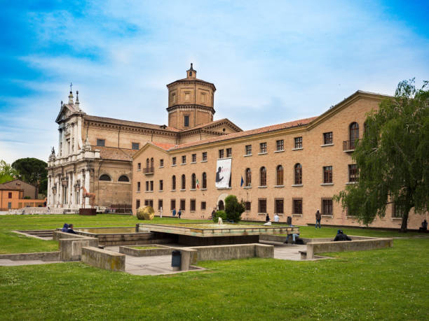 ポルトの santa maria と美術館ラヴェンナ、イタリアの都市の大聖堂の眺め。 - italy ancient architecture art ストックフォトと画像