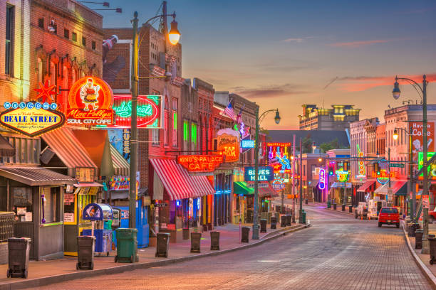 la calle beale street, memphis tennessee - memphis tennessee tennessee skyline history fotografías e imágenes de stock