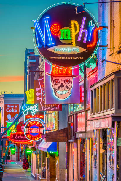 Memphis Tennessee Beale Street MEMPHIS, TENNESSEE - AUGUST 25, 2017: Blues Clubs on historic Beale Street at twilight. teatro stock pictures, royalty-free photos & images