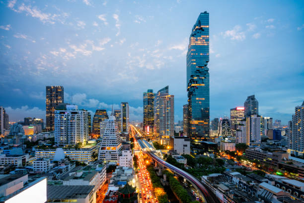 вид с воздуха на горизонт бангкока и небоскреб с bts skytrain бангкоке в центре города. панорама sathorn и silom делового района бангкок таиланд в ночно - silom стоковые фото и изображения