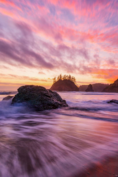 istock Sunset at a Rocky Pacific Northwest Beach 995480028