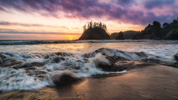 istock Sunset at a Rocky Pacific Northwest Beach 995480048