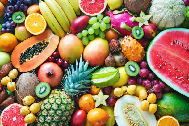 variedad de coloridas frutas tropicales maduras. vista superior - fruta fotos fotografías e imágenes de stock