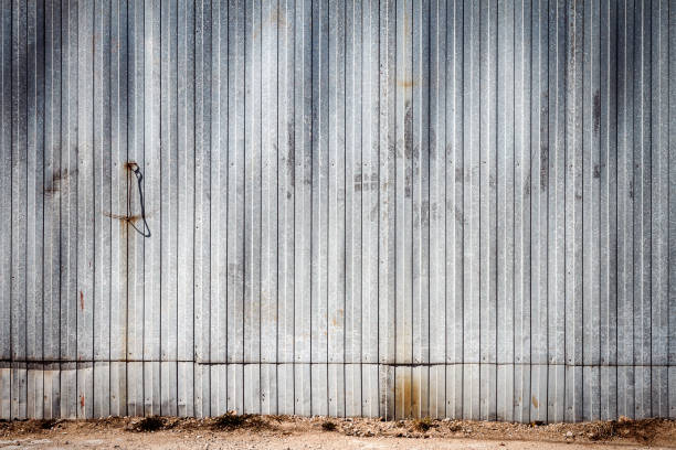 старая металлическая стена склада - corrugated iron tin rusty metallic стоковые фото и изображения