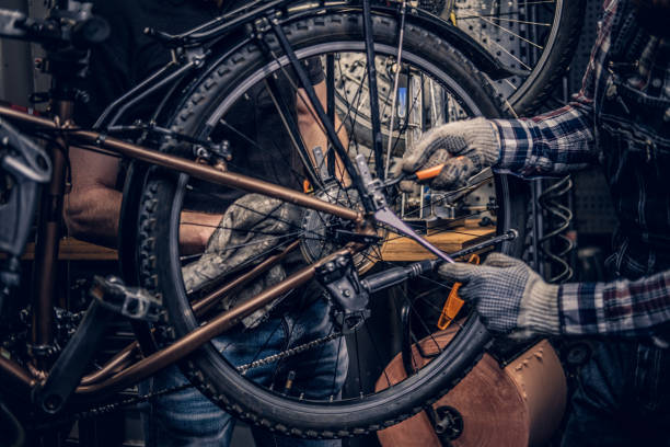 istock Mechanic fixing rear derailleur from a bicycle. 995534576