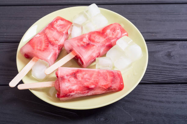 istock Homemade popsicles with strawberry 995539350
