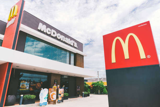 логотип и экстерьер mcdonald's - bangkok mcdonalds fast food restaurant asia стоковые фото и изображения