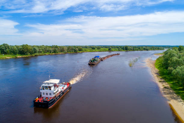 holownik rzeczny z ładunkiem - tugboat towing nautical vessel industrial ship zdjęcia i obrazy z banku zdjęć