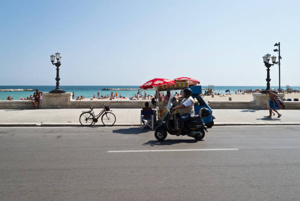 scena miejska na śródziemnomorskim wybrzeżu apulii. - tranquil scene sky road street zdjęcia i obrazy z banku zdjęć