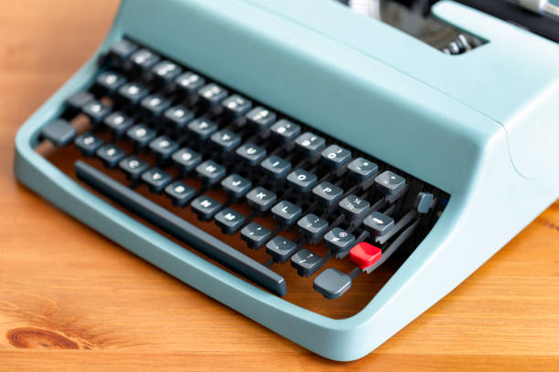 vintage 1960s portable typewriter - typewriter key typewriter keyboard blue typebar imagens e fotografias de stock