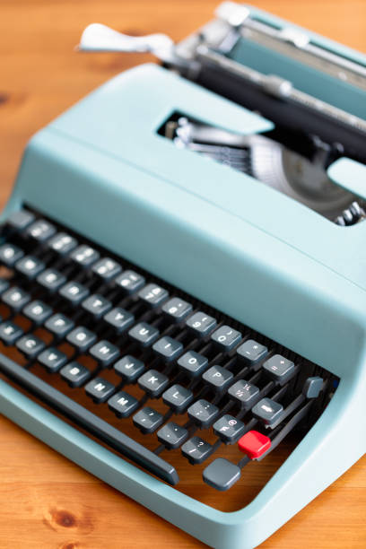 ヴィンテージ 1960 年代ポータブル タイプライター - typewriter key typewriter keyboard blue typebar ストックフォトと画像