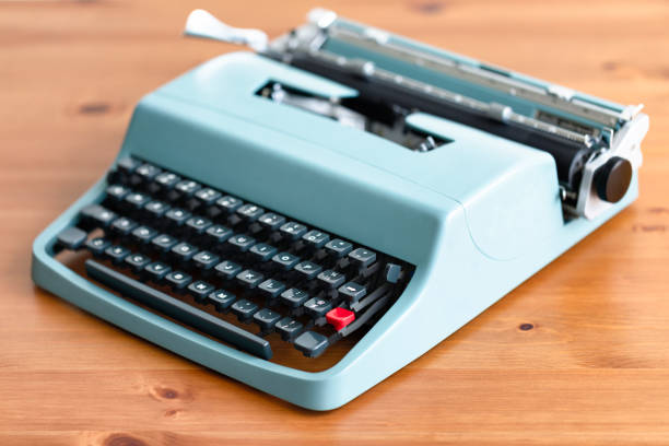 ヴィンテージ 1960 年代ポータブル タイプライター - typewriter key typewriter keyboard blue typebar ストックフォトと画像