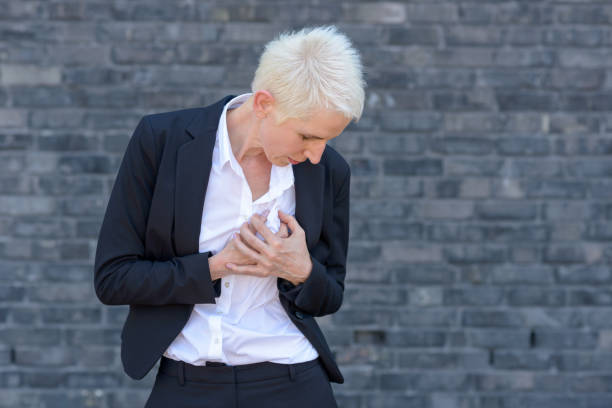 istock Business woman having a heart attack 995576718
