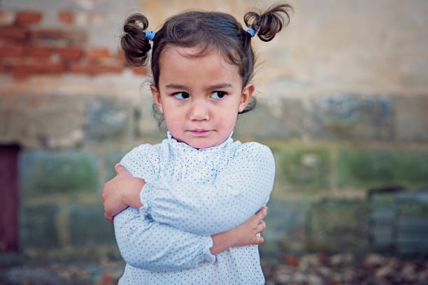 angry little niña - llorar fotos fotografías e imágenes de stock