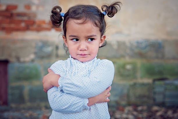 bambina arrabbiata - sullen foto e immagini stock