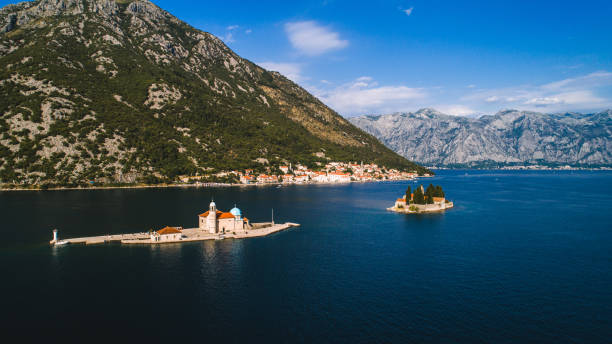 luftbild von der muttergottes der felsen-kirche und der insel sveti djordje in der bucht von kotor in der nähe von perast stadt, montenegro - gospa od škrpjela stock-fotos und bilder