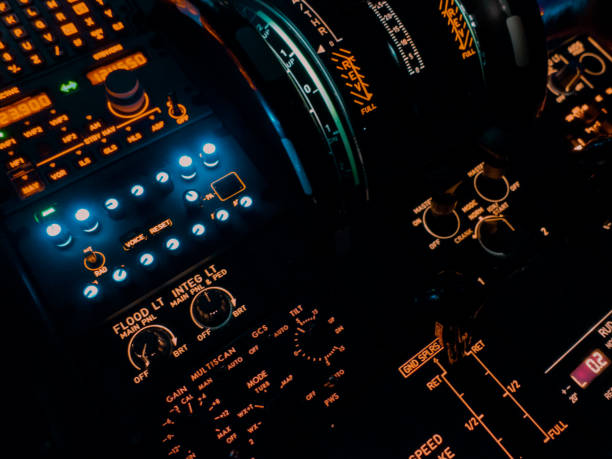 воскресная интерлюдия - cockpit pilot night airplane стоковые фото и изображения