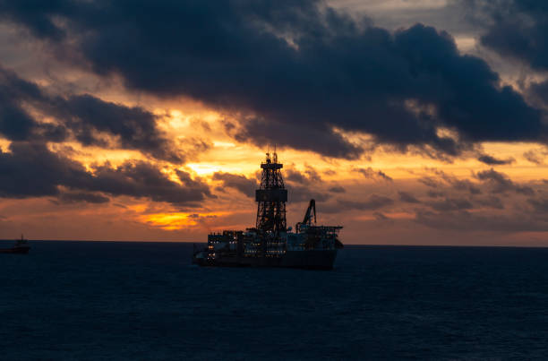 прекрасный день на нефтяной башне и морских нефтяных вышках - oil rig brazil oil industry petroleum стоковые фото и изображения