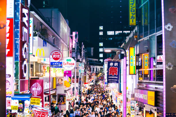 takeshita-straße im stadtteil harajuku der innenstadt von tokio, japan - harajuku district stock-fotos und bilder