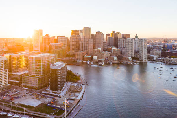 coucher de soleil aérienne east boston waterfront - boston massachusetts photos et images de collection