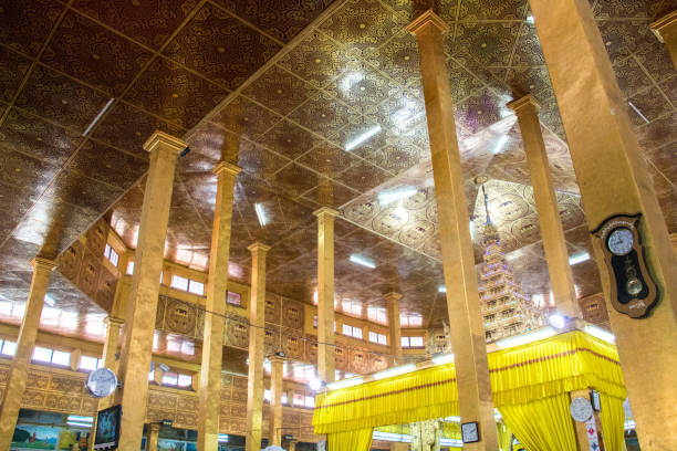 istock Myanmar: Phaung Daw Oo Pagoda 995711608