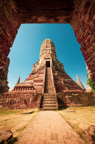 herrliche aussicht von einer steinernen tür den wat chaiwatthanaram komplex in stadt ayutthaya, thailand. - wat chaiwattanaram stock-fotos und bilder