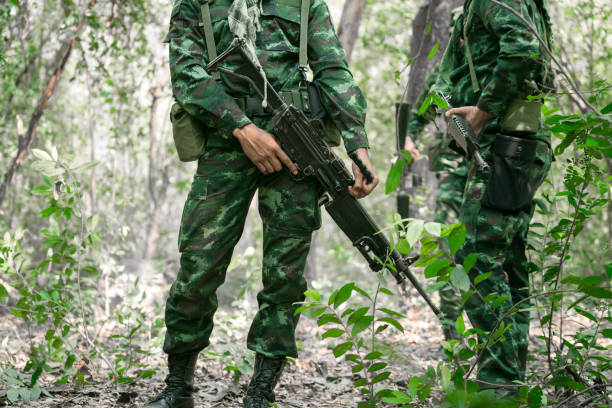 żołnierz manewruje dla antyterrorystów. wojsko jest odpowiedzialne za utrzymanie terytorium. żołnierz trzymający broń i waring armor uniform. - cloaking zdjęcia i obrazy z banku zdjęć