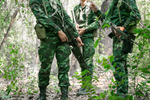 żołnierz manewruje dla antyterrorystów. wojsko jest odpowiedzialne za utrzymanie terytorium. żołnierz trzymający broń i waring armor uniform. - cloaking zdjęcia i obrazy z banku zdjęć