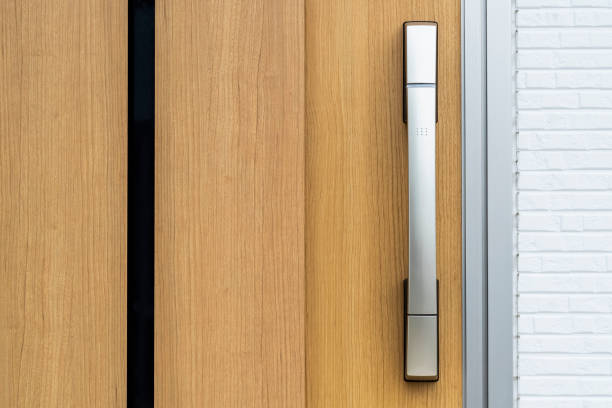 moderna maniglia della porta in metallo e porta in legno - keyhole door wood office foto e immagini stock