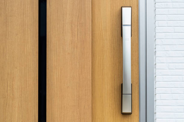 현대 금속 도어 핸들�과 나무 문 - keyhole door wood office 뉴스 사진 이미지