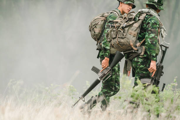 żołnierz manewruje dla antyterrorystów. wojsko jest odpowiedzialne za utrzymanie terytorium. żołnierz trzymający broń i waring armor uniform. - cloaking zdjęcia i obrazy z banku zdjęć