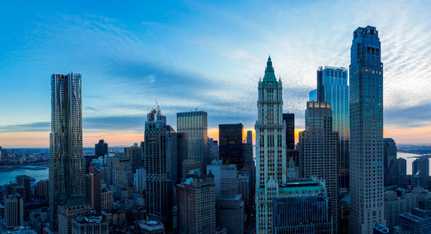 сценический вид с воздуха на центр манхэттена включает в себя основные небос�кребы: вулворт-билдинг, нью-йорк гери, транспортное здание, бар� - chicago built structure business forecasting стоковые фото и изображения